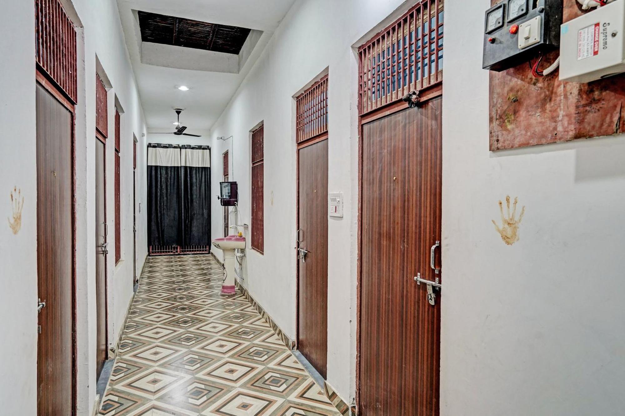 Oyo Double Ss Hotel Hāthras Exterior foto