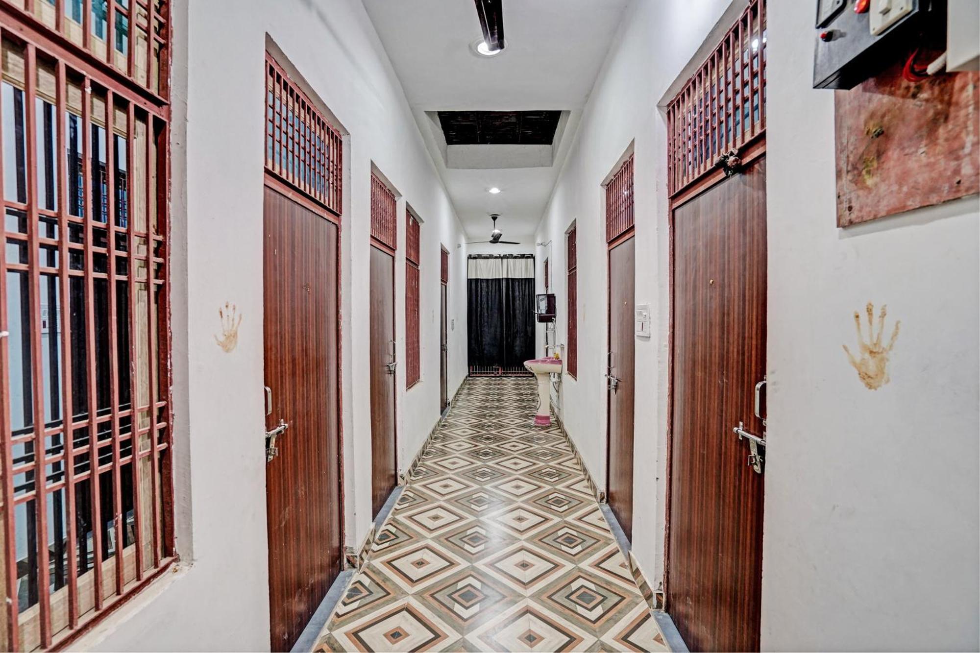Oyo Double Ss Hotel Hāthras Exterior foto